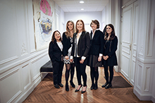 I speak English, one the best thing I learned at school, I’m an AMCHAM’s member since 2015. L'agence m'a commandé des portraits de l'équipe et du groupe.