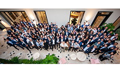 Photo reportage corporate d'Interpath Paris : un large groupe dynamique et multiculturel, capturé en extérieur pour illustrer la cohésion d'une équipe internationale.